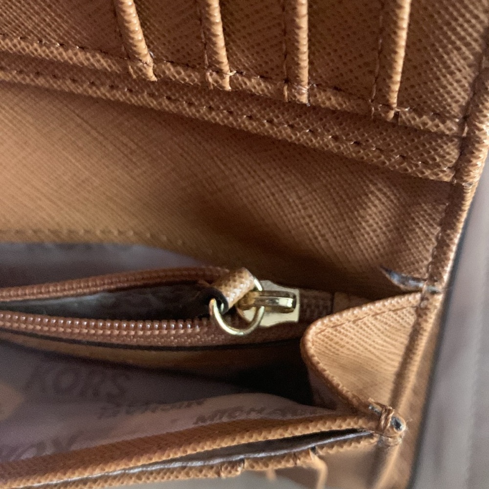Michael Kors bi-fold wallet - Picture 5 of 6